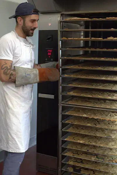 Antoine Seveno sort les chips de sarrasin du four